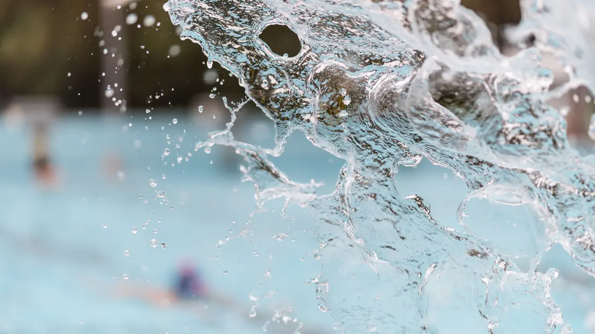 ARCHIV - Wasserspritzer sind am 18.03.2017 im Freibad in Oelde-Stromberg (Nordrhein-Westfalen) zu sehen. Besonders viele Freizeiteinrichtungen wie Bäder und Zoos besitzt der Kreis Höxter. Das hat eine Erhebung des Westdeutschen Rundfunks (WDR) ergeben (zu dpa/lnw «Höxter hat in NRW die höchste Dichte an Freizeiteinrichtungen» vom 30.3.2017) Foto: Guido Kirchner/dpa +++ dpa-Bildfunk +++