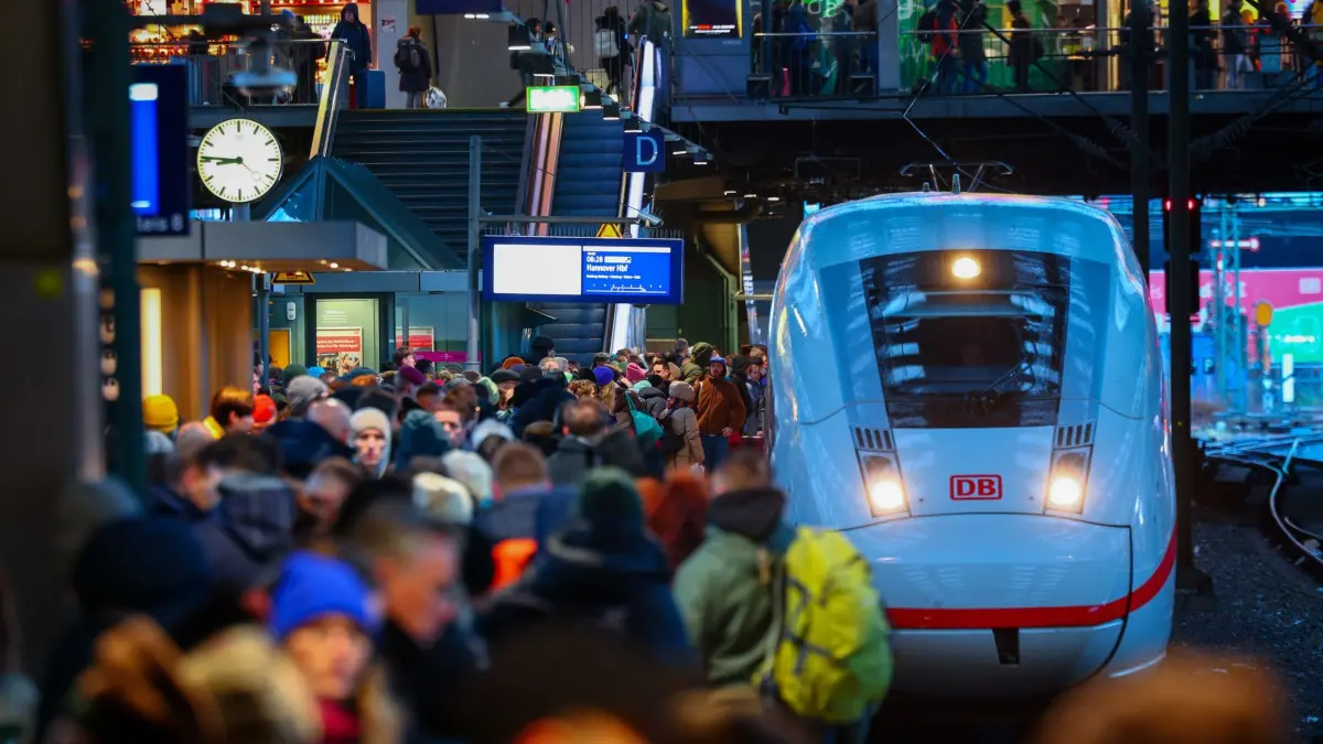 Hamburger Hauptbahnhof: ARCHIV - 22.12.2023, Hamburg: Zahlreiche Reisende warten auf einem vollen Bahnsteig am Hauptbahnhof auf ihren Zug. Für die deutsche Nordseeküste sowie Hamburg besteht am Freitag die Gefahr einer schweren Sturmflut.
Wenn etwas schiefgeht, bekommen Zugbegleiter oft den Ärger der Leute ab. (zu dpa: «Frau wirft DB-Mitarbeiter Rassismus und Gewalt vor - Anzeige») Foto: Christian Charisius/dpa +++ dpa-Bildfunk +++