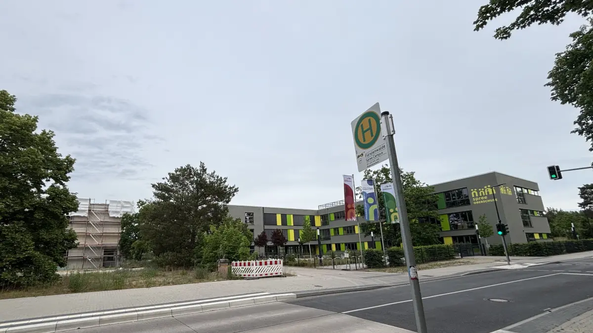 Spree-Campus in Fürstenwalde: Während die neugebaute Spree-Oberschule (r.) schon genutzt wird, lässt der Landkreis Oder-Spree für die Stadt gerade die Spree-Grundschule (l.) mitsamt großer Sporthalle bauen. Im vierten Quartal dieses Jahres ist zudem der Baustart für die Regine-Hildebrandt-Förderschule dort geplant.