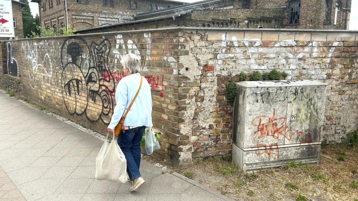 Die Mauer muss weg? In Eberswalde gilt diese Wende-Forderung nicht für die Umgrenzung des Grundstücks vom ehemaligen Schlachthof an der Breiten Straße, die wie die Bestandsgebäude unter Denkmalschutz steht.