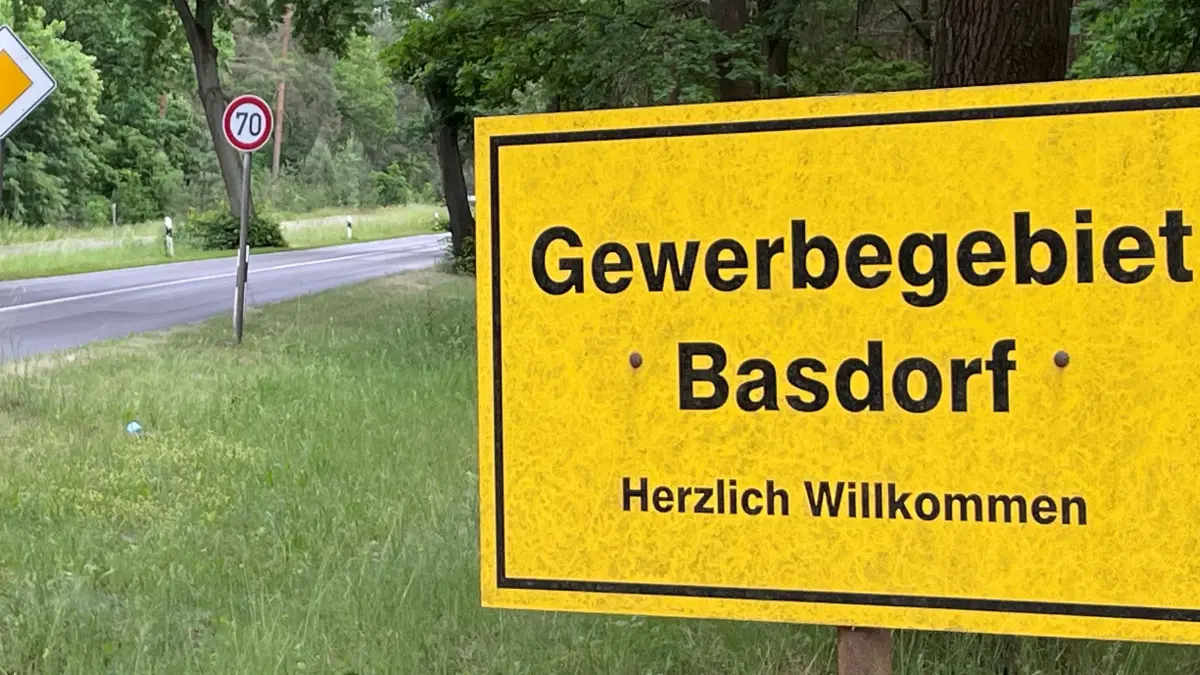 Unfallschwerpunkt Basdorf Wandlitz L100 Sandweg Gewerbegebiet Uwe Liebehenschel und andere Gewerbeanrainer wehren sich gegen Tempo 70 und Unfallschwerpunkt an der Ausfahrt des Gewerbegebietes
