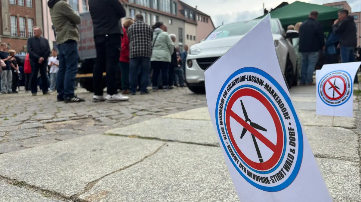 Windrad-Protest vor dem Rathaus Frankfurt (Oder)
