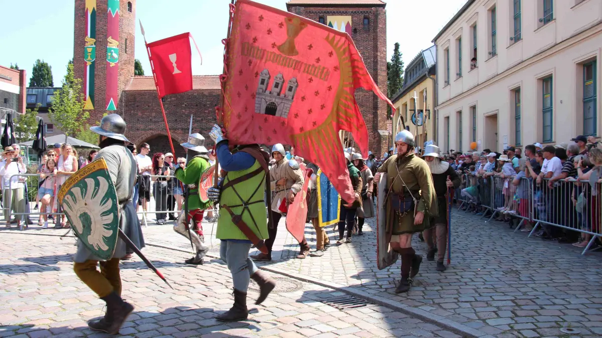 Hussiten, Ritter und historische Gruppen ziehen am Samstag durch Bernau. Für den Festumzug mit rund 1800 Mitwirkenden wird die Strecke durch die Innenstadt mehrere Stunden vollständig gesperrt.