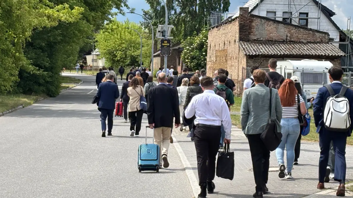 Protest am BER: Wegen der Sitzblockade an der Zufahrt zum ILA-Messegelände machten sich zahlreiche Besucher und Teilnehmer per Fuß durch Selchow auf den Weg zu den Eingängen.