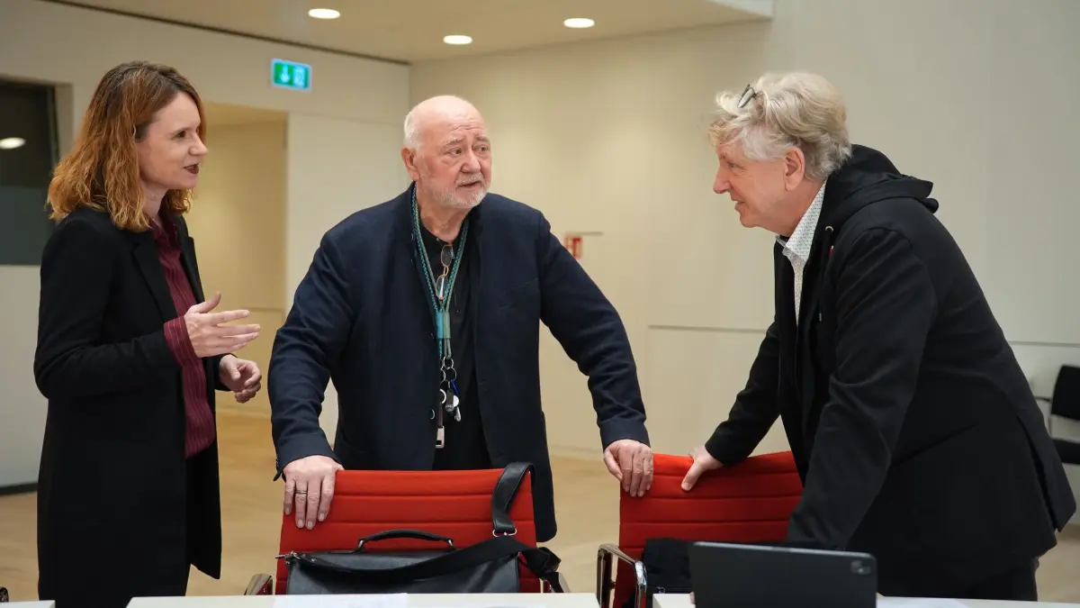 Landtag Brandenburg: ARCHIV - 26.02.2026, Brandenburg, Potsdam: Die fraktionslosen Abgeordneten Melanie Matzies (l-r), Reinhard Simon und Andre von Ossowski unterhalten sich vor Beginn der 29. Sitzung des Brandenburger Landtags im Plenarsaal. (zu dpa: «Weichen für Gruppe von drei Ex-BSW-Politikern sind gestellt») Foto: Soeren Stache/dpa +++ dpa-Bildfunk +++