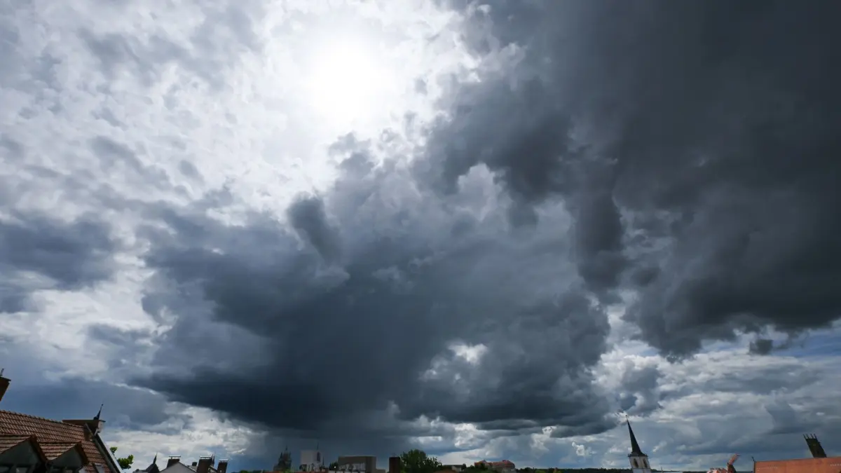 Wetter in Erfurt: 10.06.2026, Thüringen, Erfurt: Dunkle Wolken ziehen über die Erfurter Altstadt. Das Wetter in Sachsen, Sachsen-Anhalt und Thüringen ist weiterhin unbeständig mit Schauern und Gewittern. Foto: Martin Schutt/dpa +++ dpa-Bildfunk +++