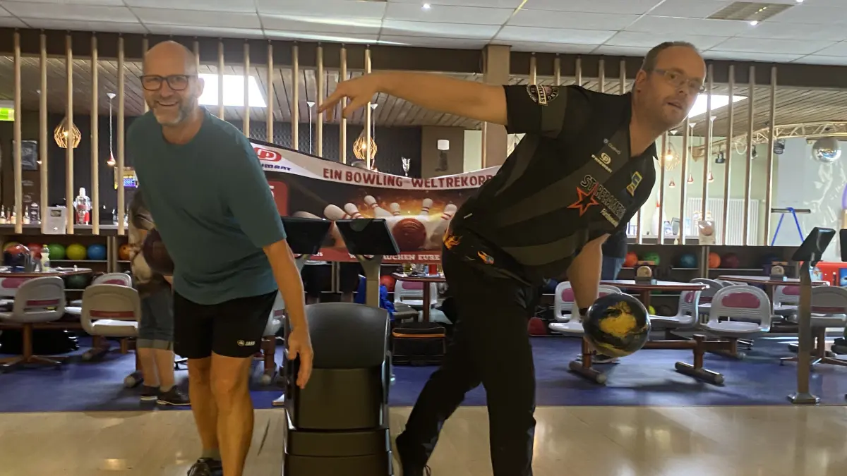 Und Schwung: Enrico Kriz (links) und Christian Becker gehören zu den Mitgliedern der Starframers, die einen Bowling-Weltrekord nach Fürstenwalde holen wollen.
