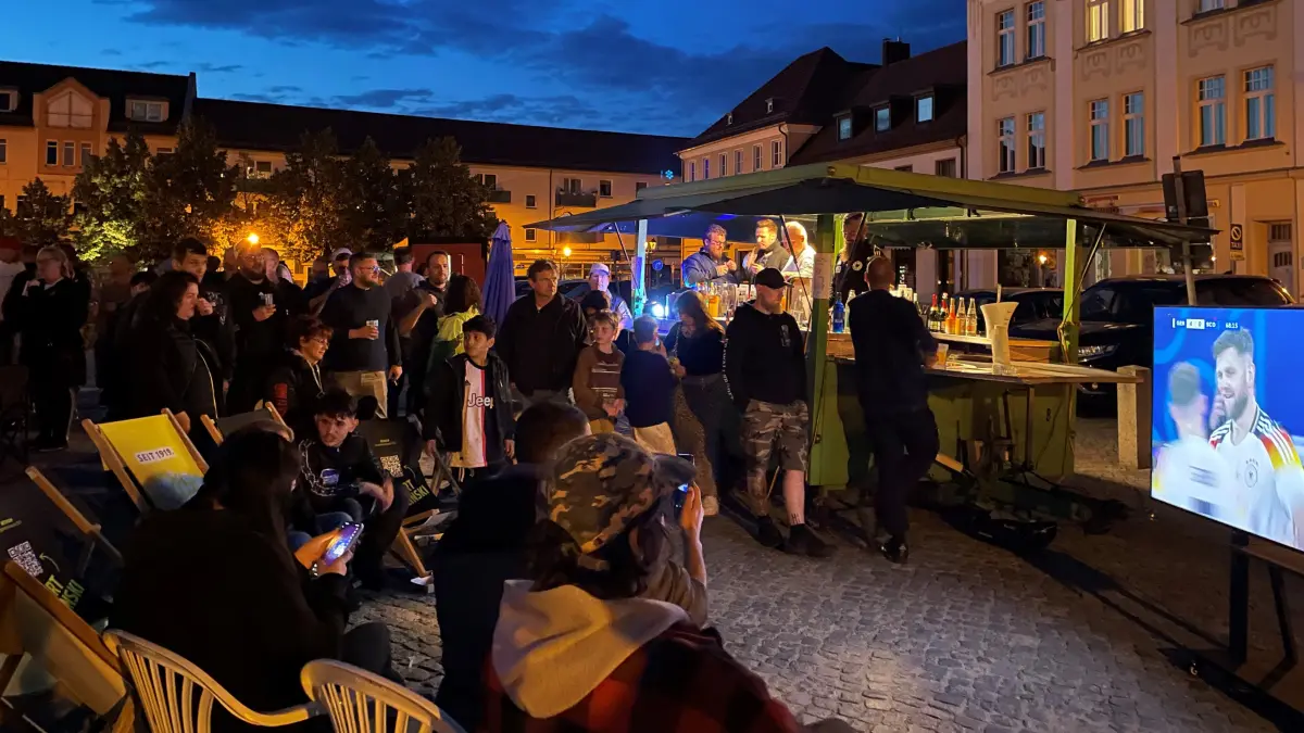 Wer bei der Fußball-WM 2026 die Spiele nicht allein daheim vor dem Fernseher sehen, sondern gemeinsam mit Gleichgesinnten mitfiebern möchte, findet unter anderem in Beeskow und in Storkow beim Public Viewing dazu Gelegenheit (Foto: Public Viewing EM2024, Beeskow, Markt).