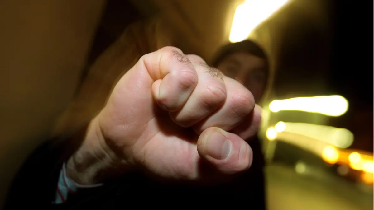 ARCHIV - Ein junger Mann hebt seine geballte Faust (Archivfoto vom 11.01.2008). Der Markt der Projekte gegen Mobbing, Erpressung, Gewalt auf dem Schulhof und sexuelle Belästigung ist bunt und schier unübersichtlich. Die Angebote reichen von Vorträgen und Seminaren über Rollenspiele und Selbstverteidigung bis zu langfristig angelegten Programmen ganzer Schulgemeinden. Foto: Karl-Josef Hildenbrand dpa/lhe (zu dpa-Korr: "Gewaltprävention für Kinder - Das ganze Schulumfeld einbeziehen" vom 06.02.2009) +++ dpa-Bildfunk +++