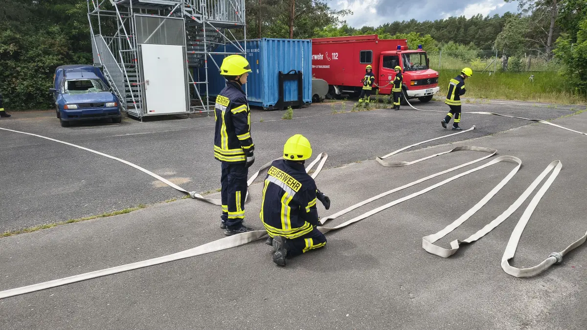 Konzentration beim Einsatz: Zehntklässler haben nach professionellen Ansprüchen einen Teil der Feuerwehrausbildung gemacht. Wie erfolgreich war die Prüfung?