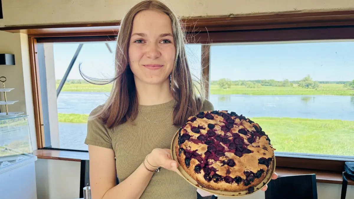 Café im historischen Verladeturm: Am Kulturhafen in Groß Neuendorf können Radtouristen Pause machen. Dort gibt es Kaffee und Kuchen, kalte Getränke und herzhafte Snacks. Lilly Puschmann mit hausgemachtem Kirschkuchen.
