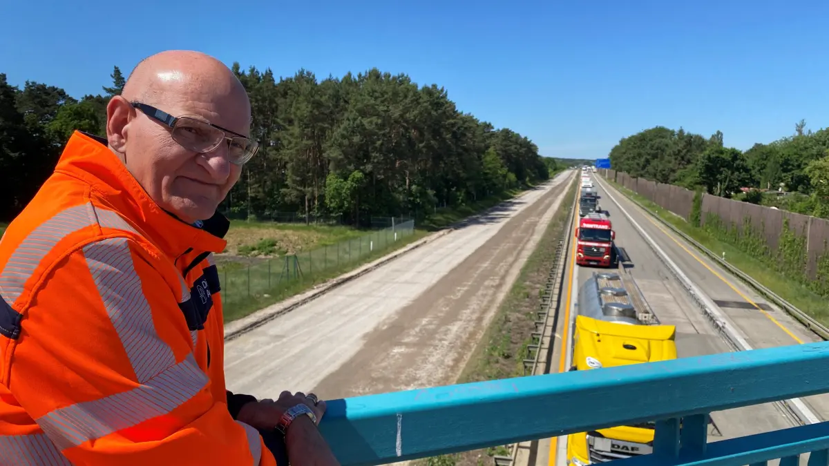 Baustelle Autobahn A12: Sie komplette Fahrbahn in Richtung Frankfurt (Oder) ist weg, der Verkehr drängt sich auf drei Spuren auf der rechten Seite. Wie soll da im Notfall eine Rettungsgasse gebildet werden? Ralph Brodel von der Autobahn GmbH erklärt es.