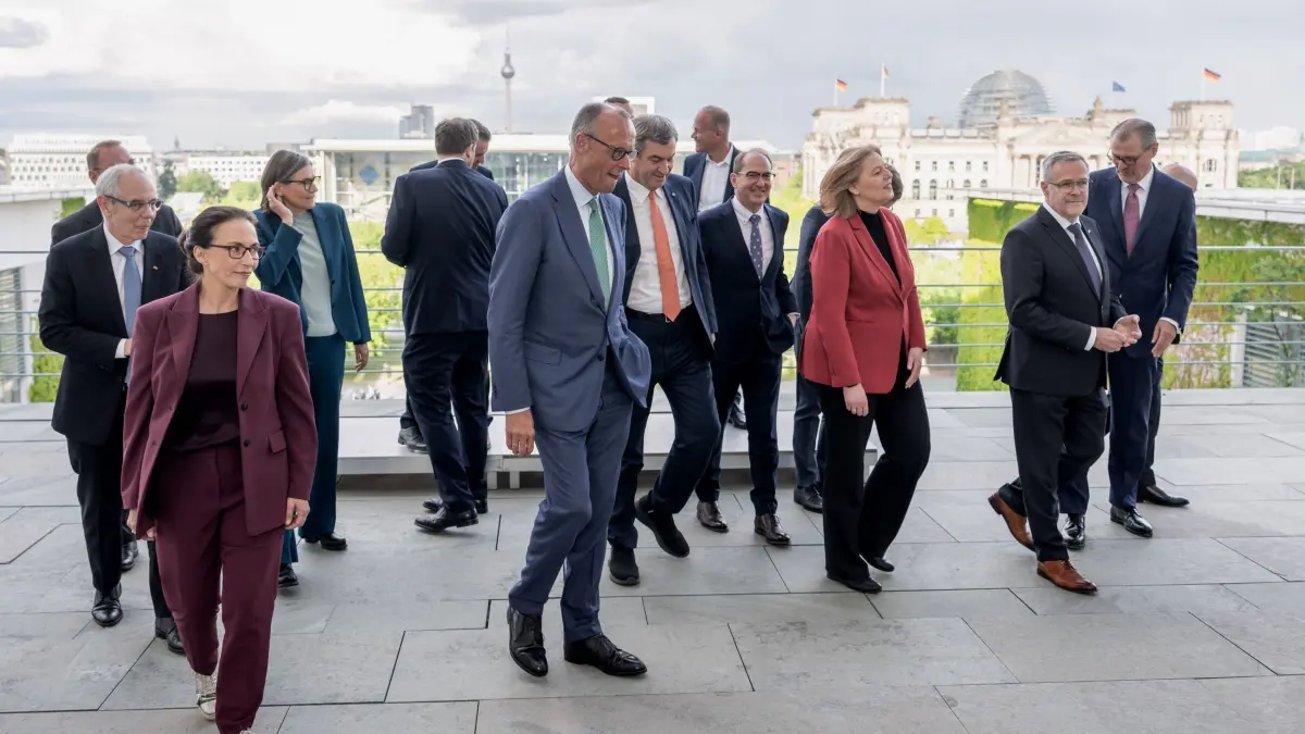 Regierungsberatungen zu geplante Reformen: 10.06.2026, Berlin: Die Teilnehmer der Beratungen des Koalitionsausschusses der Bundesregierung mit Vertretern von Gewerkschaften und Arbeitgebern verlassen nach einem Gruppenfoto den Balkon des Kanzleramtes. Auf der Sitzung des Koalitionsausschusses vor der parlamentarischen Sommerpause soll ein großes Reformpaket geschnürt werden. Foto: Michael Kappeler/dpa +++ dpa-Bildfunk +++