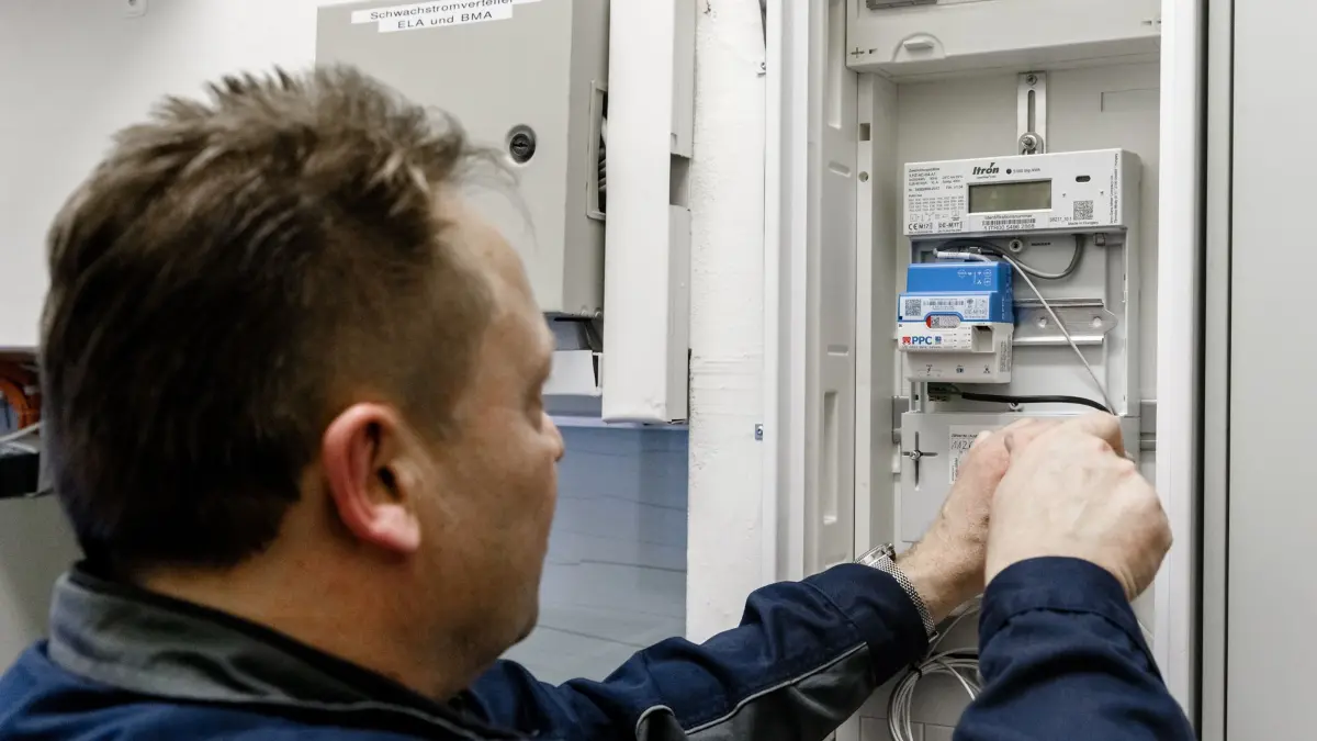 ARCHIV - 30.01.2020, Schleswig-Holstein, Henstedt-Ulzburg: Ein Elektriker montiert einen digitalen Stromzähler mit einem Smart-Meter-Gateway zur Datenübertragung. (zu dpa: «Abnehmer dringend gesucht: Strom 2024 häufiger Ramschware») Foto: Markus Scholz/dpa +++ dpa-Bildfunk +++