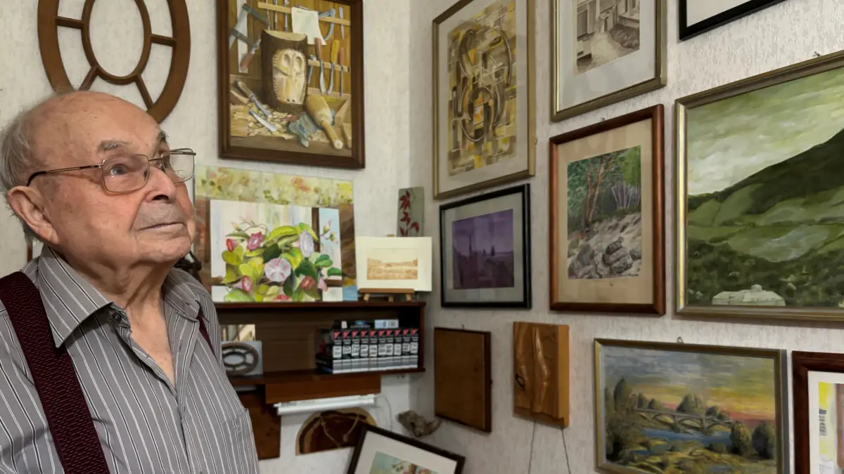 Emil Pech (96) lebt in Eisenhüttenstadt und hat HUnderte Kunstwerke erschaffen