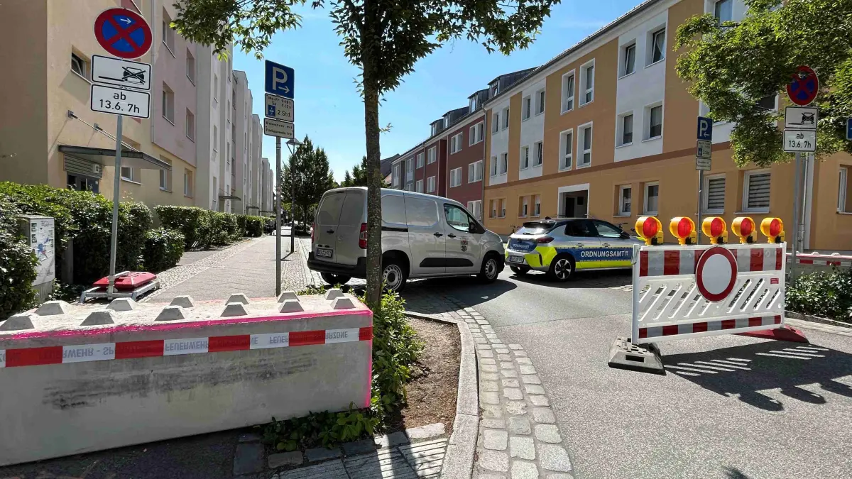 Noch steht hier ein Auto, doch zum Hussitenfest ist an vielen Stellen Schluss: Sperrbaken und Haltverbote sollen die Bernauer Innenstadt für Markt, Umzüge und Besucher freihalten.
