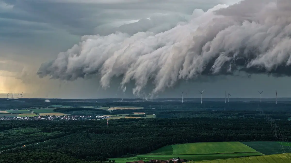 In Baden-Württemberg drohen heute ab Mittag örtliche Gewitter, Starkregen, kleiner Hagel und Windböen bis 60 km/h. Welche Kreise betroffen sind und wie sich die Wetterlage bis Donnerstag entwickelt.