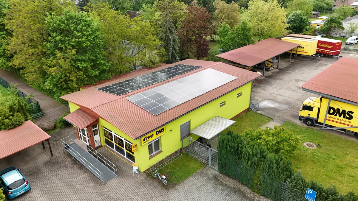 Uwe Tomiczek: Schwedt, 09.06.2026: Uwe Tomiczek hat seinen Firmensitz TPS-Umzüge in Schwedt in Sachen Stromversorgung autark gemacht. Seit weinigen Wochen liefert die Photovoltaik-Anlage auf dem Dach des Hauptgebäudes den Strom.
