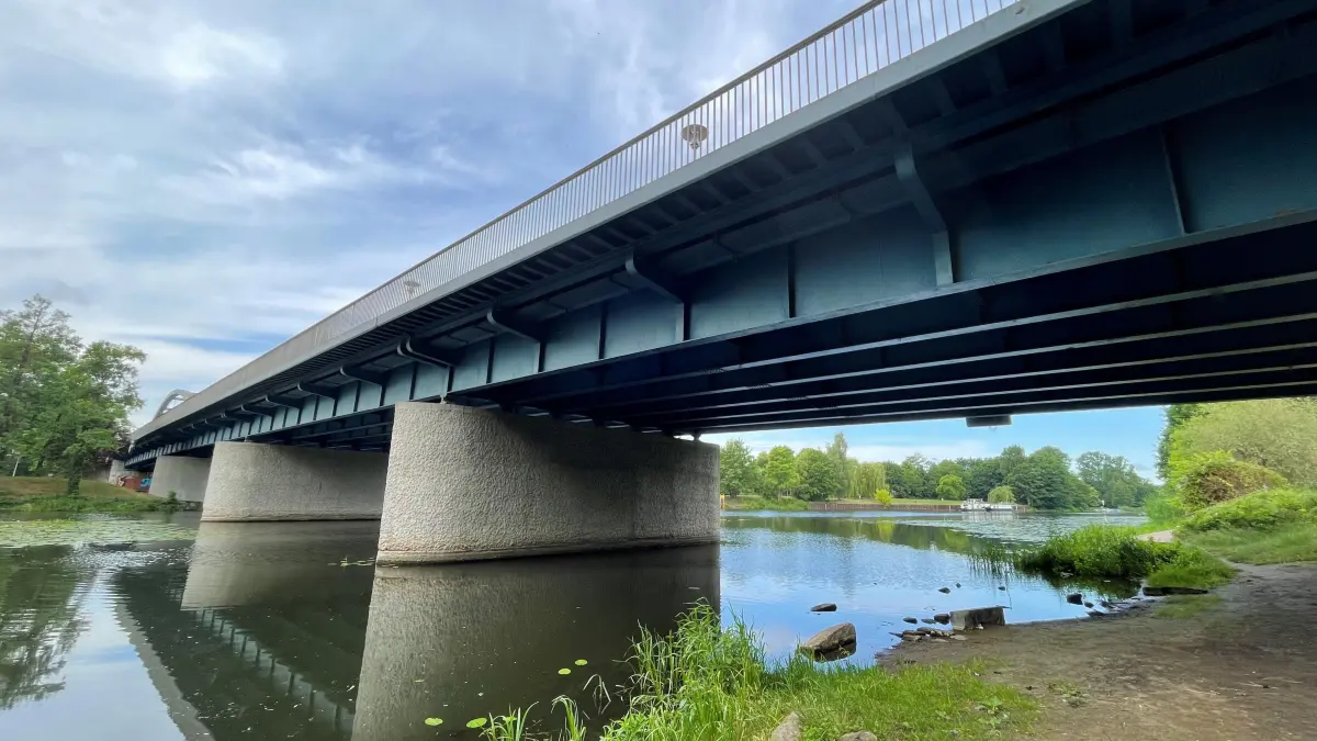 Die Spreebrücke in Fürstenwalde wird regelmäßig kontroliert. Von den Untersuchungen hängt ab, ob das Bauwerk weiterhin für den Verkehr offen ist und wann es saniert werden muss.