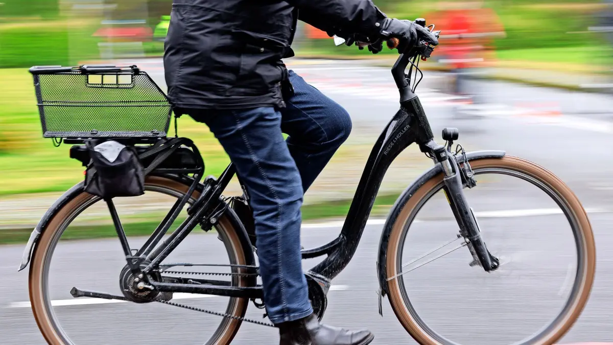 ARCHIV - 09.04.2024, Nordrhein-Westfalen, Bielefeld: Ein Radfahrer fährt mit seinem Pedelec über einen Verkehrsübungsplatz. (zu dpa: «63-Jähriger schwebt nach Fahrradunfall in Lebensgefahr») Foto: Friso Gentsch/dpa +++ dpa-Bildfunk +++