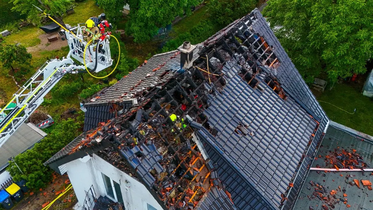 Brand Glienicke / Nordbahn am 10.06.2026, Dachstuhlbrand nach Blitzeinschlag