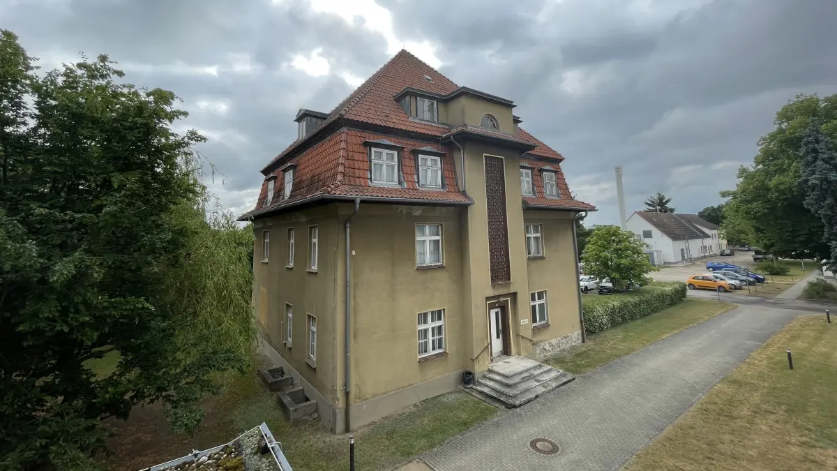 Geld für die alte Villa am Krankenhaus Seelow: Das Projekt der Krankenhaus MOL GmbH zielt auf die „Wiederbelebung“ der seit vielen Jahren brachliegenden dreistöckigen Villa auf dem Gelände des Krankenhauses ab. Das Gebäude wird durch eine umfassende Innenmodernisierung und gezielte energetische Maßnahmen an der Außenhülle wieder nutzbar gemacht.