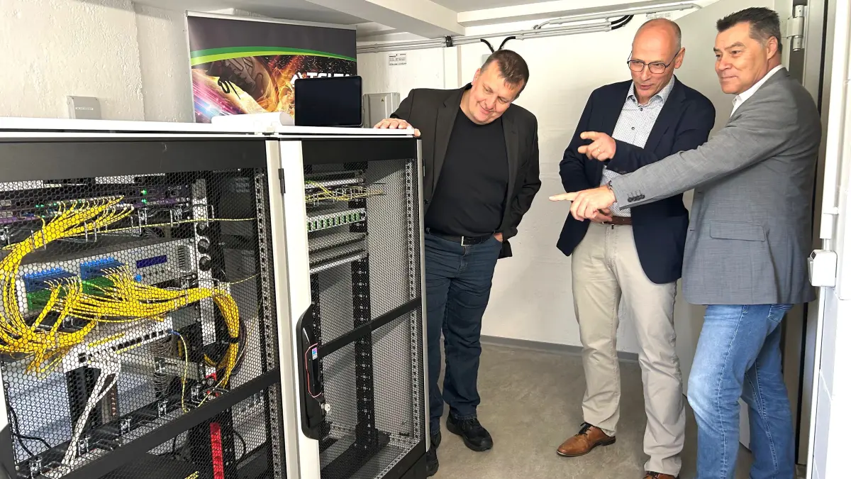 Technikzentrale im Keller: An der Ringstraße 20 in Eberswalde zeigen Stefan Buch (r.) und Niels Graupe (l.), beide Geschäftsführer der Telta Citynetz GmbH, dem WHG-Geschäftsführer Henrik Hundertmark einen der sieben Schaltkästen, deren Aufgabe es ist, die durch das Glasfasernetz rauschenden Daten an die einzelnen Wohnungen zu verteilen.