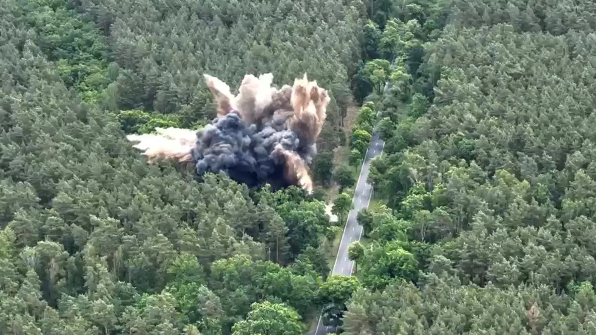 Der Fundort der Bombe in Oranienburg: direkt hinter Lehnitz an der L211, nur drei Meter von der Straße entfernt. Oranienburg Bombensprengung Entschärfung Sprengung 237. Bombe seit der Wende