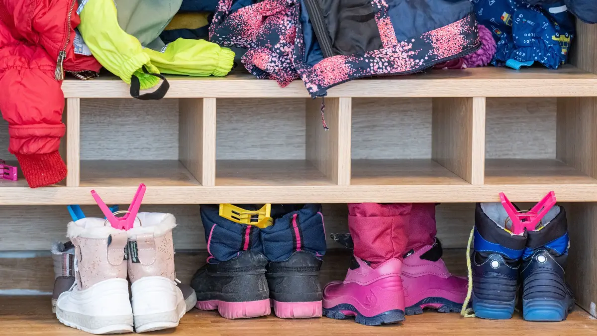 Garderobe in Kita: ARCHIV - 01.02.2023, Bayern, Münchsmünster: Eine Garderobe in einer Kita. (zu dpa: «Was Kita-Träger am neuen Gesetz kritisieren») Foto: Armin Weigel/dpa +++ dpa-Bildfunk +++