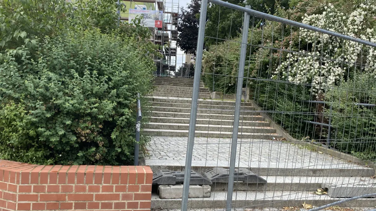 Auch zwei Zaunelemente können weggeräumt werden: Die Sperrung an der Fußgängertreppe in Fürstenwalde wird nicht von allen respektiert.