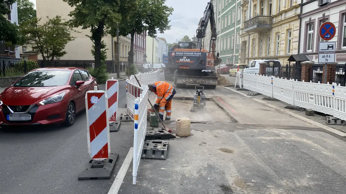 Fast wieder zu: Die Külzstraße in Fürstenwalde musste abermals geflickt werden.
