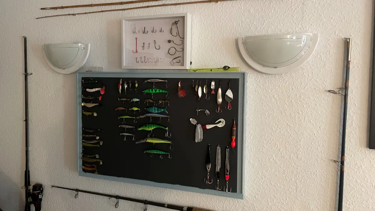 Das Vereinsheim des Angelverein Königs Wusterhausen ist neu gestaltet. Verschiedene Haken und Angeln hängen an der Wand.