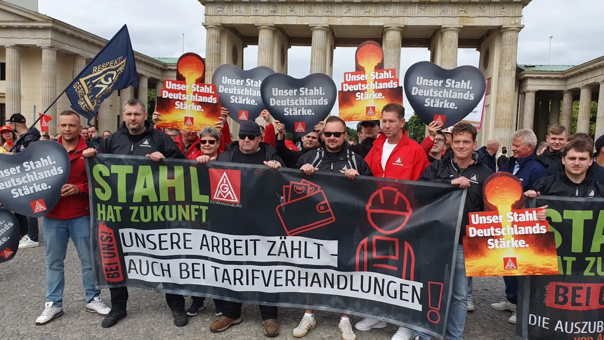 Demonstration der Stahlwerker in Berlin, auch dabei sind Kollegen von ArcelorMittal Eisenhüttenstadt
