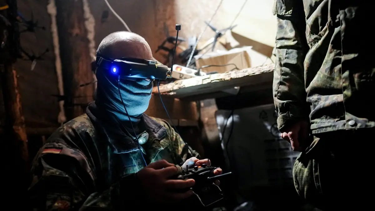 „Freedom Shield 2026“ - Übung der Panzerbrigade 45 Litauen: 12.06.2026, Litauen, Pabrade: Ein Drohnenpilot sitzt bei Gefechtsübung «Freedom Shield 2026» in Litauen in einem unterirdischen Drohnengefechtsstand. Die Übungsserie ist die erste Brigadegefechtsübung des Großverbandes und der ihm unterstellten Kampftruppen. Es nehmen 2900 Soldaten aus acht Nationen mit 800 Fahrzeugen teil, die auch mit neuen Bedrohungsszenarien konfrontiert werden. Foto: Kay Nietfeld/dpa +++ dpa-Bildfunk +++