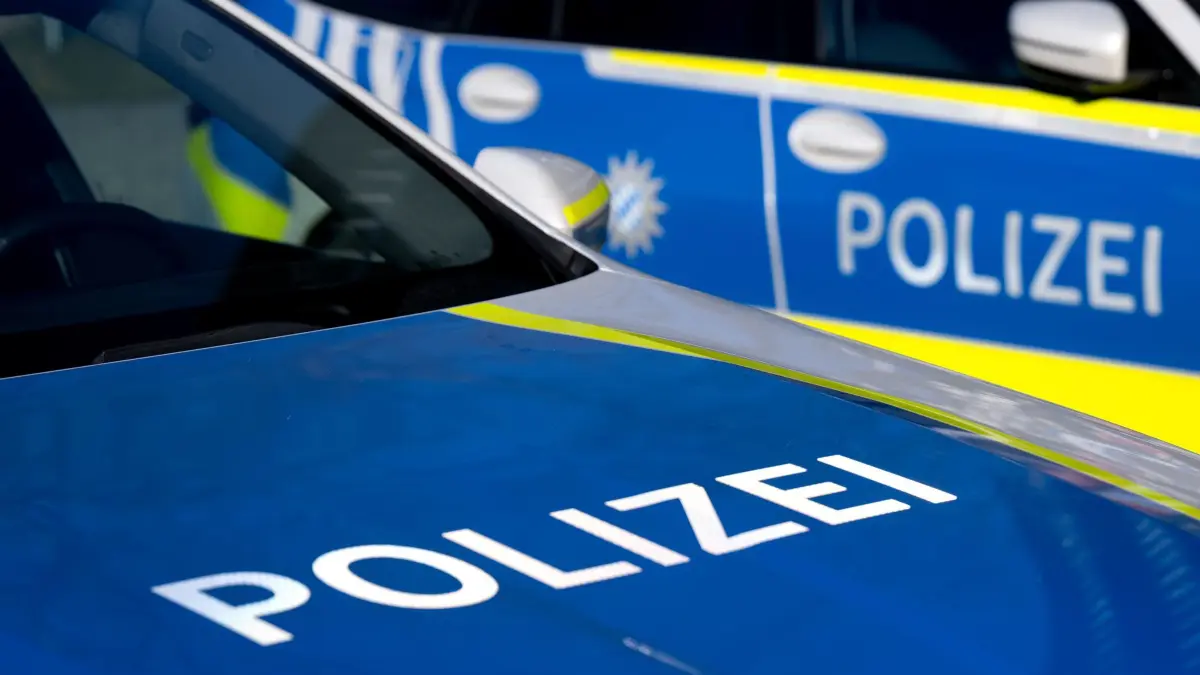 Polizei: ARCHIV - 05.02.2025, Bayern, München: Zwei Einsatzfahrzeuge der Polizei (zu dpa: «Senior trickst Betrüger aus – Festnahme nach Schockanruf») Foto: Sven Hoppe/dpa +++ dpa-Bildfunk +++
