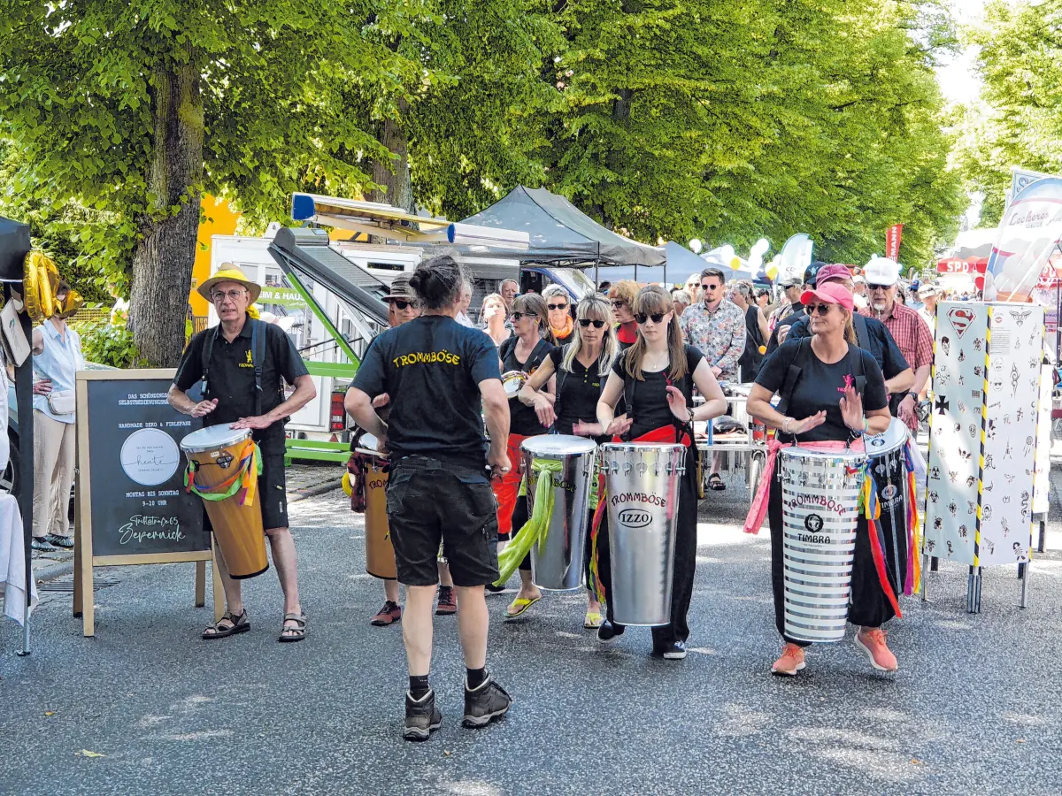 Die Trommelgruppe Trommböse e.V. bringt wieder den Samba-Groove auf die Schlendermeile.