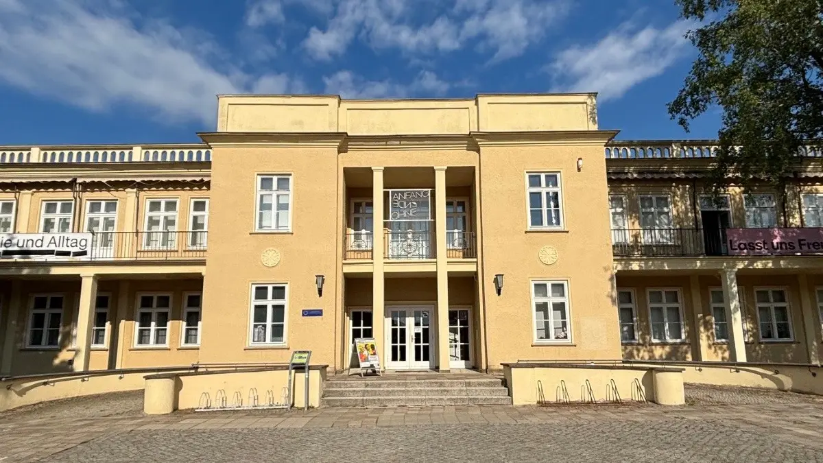Das Gebäude des Museums Utopie und Alltag in Eisenhüttenstadt muss dringend saniert werden. Das Gebäude gehört der Stadt Eisenhüttenstadt. Deshalb gibt es Streit.
