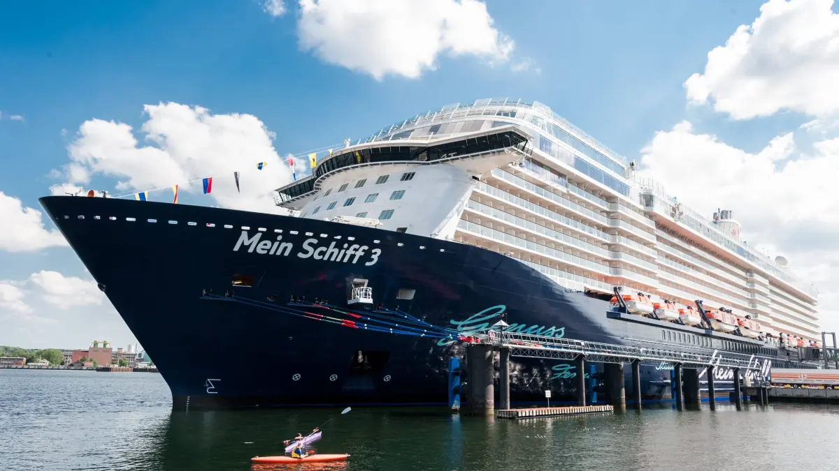 Mein Schiff 3 ein Kreuzfahrtschiff der TUI Cruises, in Kiel am Ostseekai Kiel Hindenburgufer Schleswig-Holstein Deutschland *** My ship 3 a cruise ship of TUI Cruises in Kiel am Ostseekai Kiel Hindenburgufer Schleswig Holstein Germany