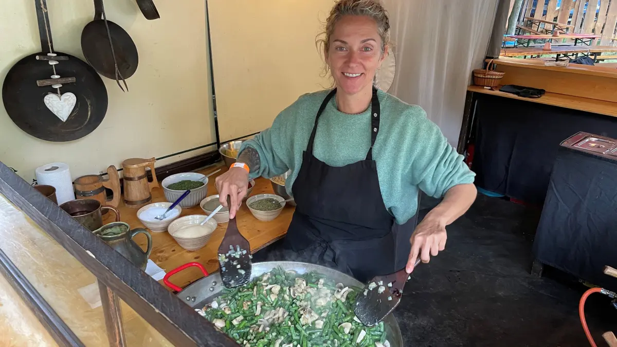 Sandy Cummingsbereitet die vegetarische Füllung für ihre mittelalterlichen Hanfbrote zu