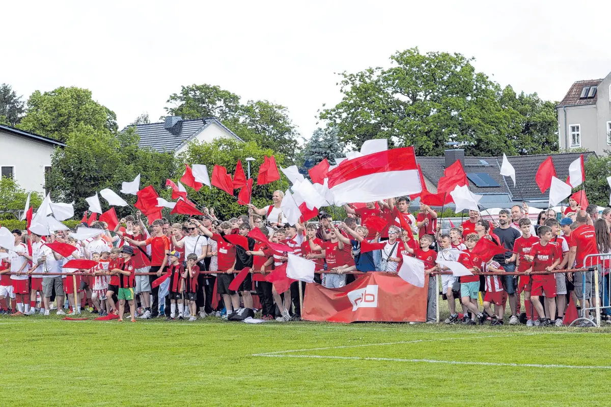 Gerade erst am vergangenen Wochenende konnten sich die rot-weißen Fußballmänner über diese stimmungsvolle Kulisse am heimischen Rasenplatz freuen, als zum wichtigen Punktspiel gegen den favorisierten SV Prötzel eingeladen wurde. Das spannende Spiel endete mit einem 2:2 Unentschieden. Den Gästen gelang somit der Aufstieg in die Kreisoberliga.