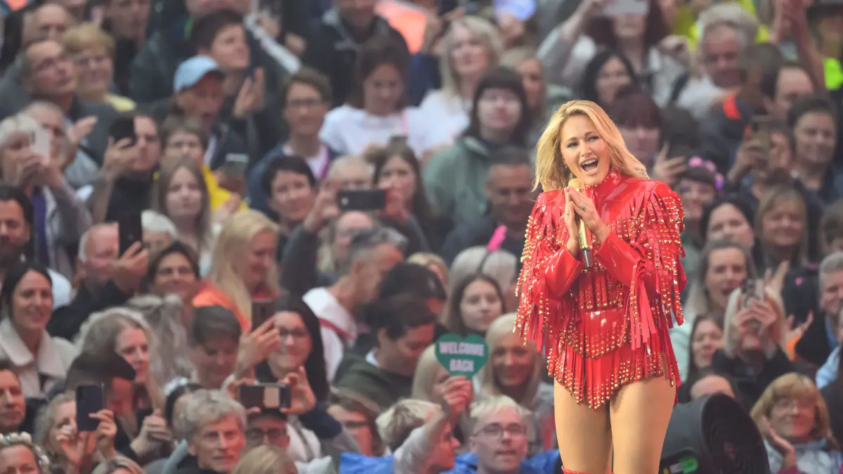Die Sängerin Helene Fischer tritt im Rudolf-Harbig-Stadion beim Auftakt ihrer „360° Stadion Tour 2026“ auf. +++ dpa-Bildfunk +++