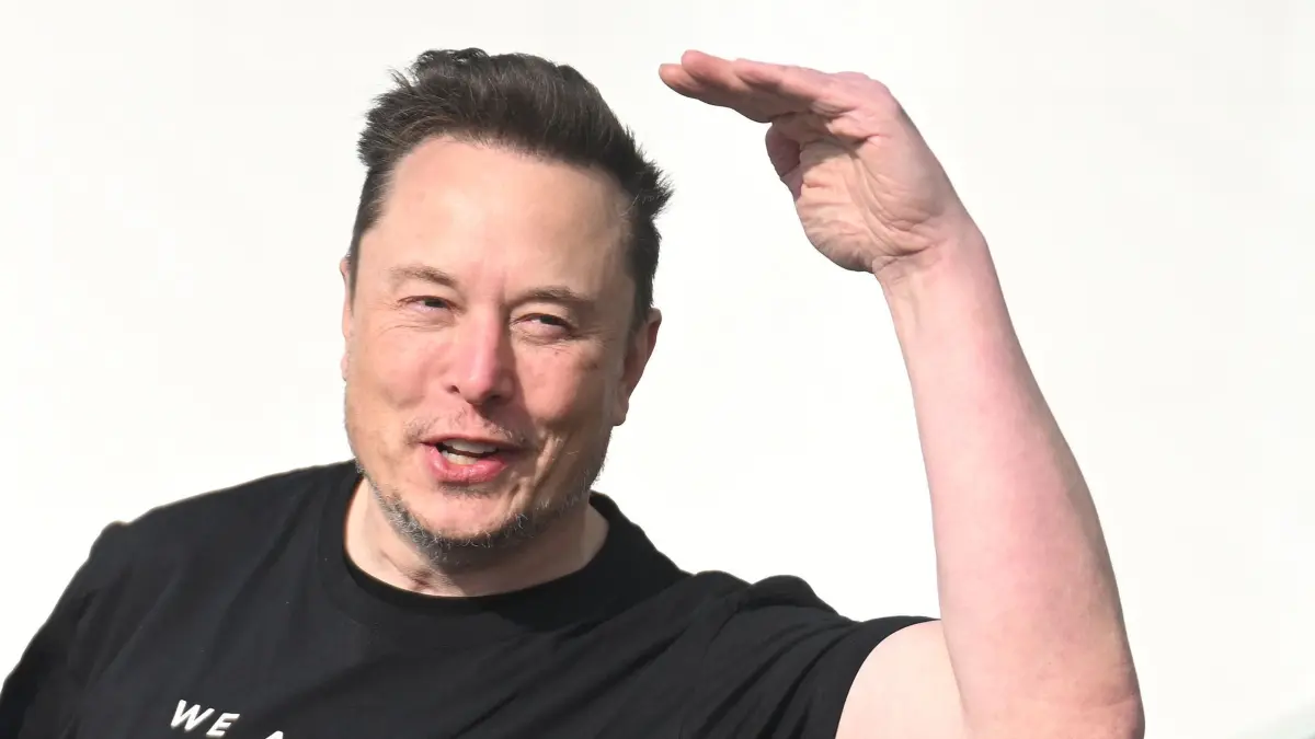Elon Musk: ARCHIV - 13.03.2024, Brandenburg, Grünheide: Tesla-Chef Elon Musk verlässt das Tesla-Autowerk Berlin-Brandenburg. Elon Musks Weltraumfirma SpaceX schreibt Geschichte mit einem Rekord-Börsengang. Das unter anderem für seinen Satelliteninternet-Dienst Starlink bekannte Unternehmen verkaufte rund 555,6 Millionen Aktien zum Ausgabepreis von 135 Dollar - und nimmt damit 75 Milliarden Dollar (64,8 Mrd Euro) ein. Foto: Sebastian Gollnow/dpa +++ dpa-Bildfunk +++