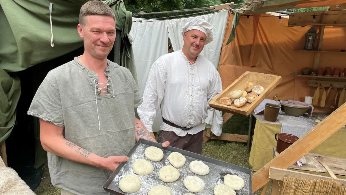 Sebastian Ortlepp und Jens Lange backen im historischen Lehmofen Brot