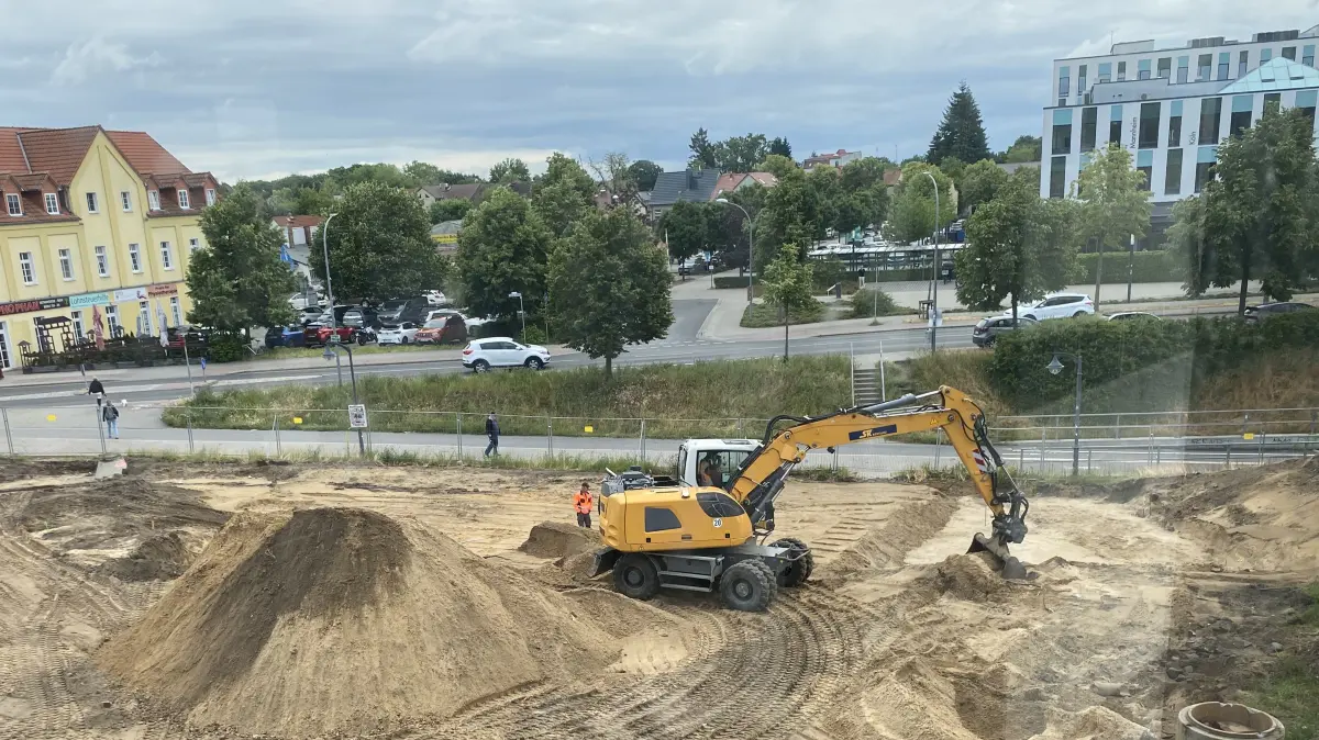 Die größte aktuelle Baustelle in Fürstenwalde: Am Bahnhof entsteht das Fahrradparkhaus, im Hintergrund der neue Sitz der Stadtverwaltung. Mit dem Haushaltsbeschluss ist gesichert, dass auch weiter gebaut wird.
