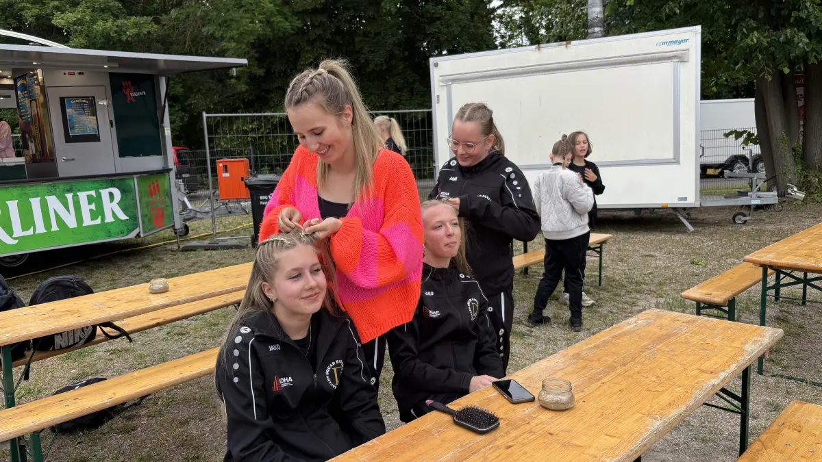 Sommerfest in Finow: Die Mitglieder der United Dance Familie machen sich für den Auftritt fertig.