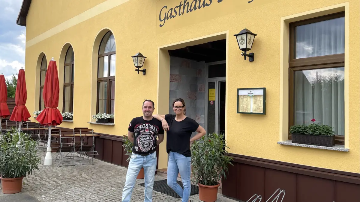 Inhaber René Fünfhausen und Claudia Graul vor dem kürzlich frisch renovierten Gasthaus Fünfhausen in Ahrensdorf (Rietz-Neuendorf).