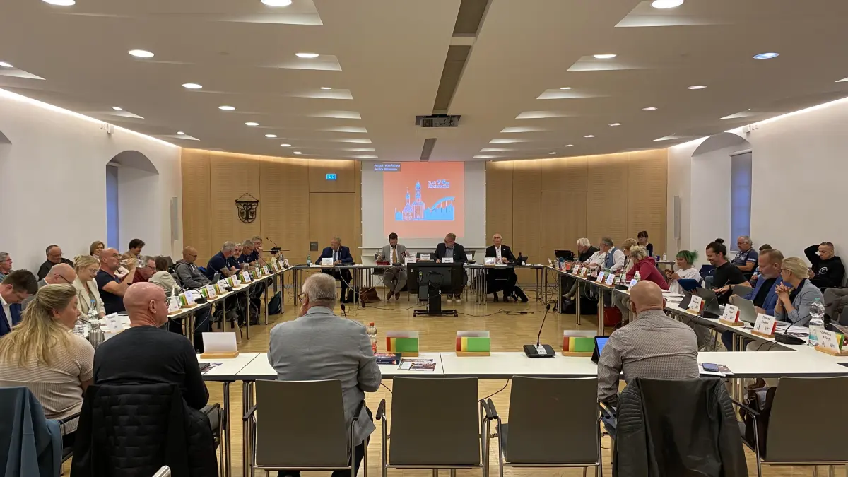 Die Stadtverordneten von Fürstenwalde am Donnerstagabend (11. Juni), kurz vor Beginn ihrer Marathon-Sitzung.