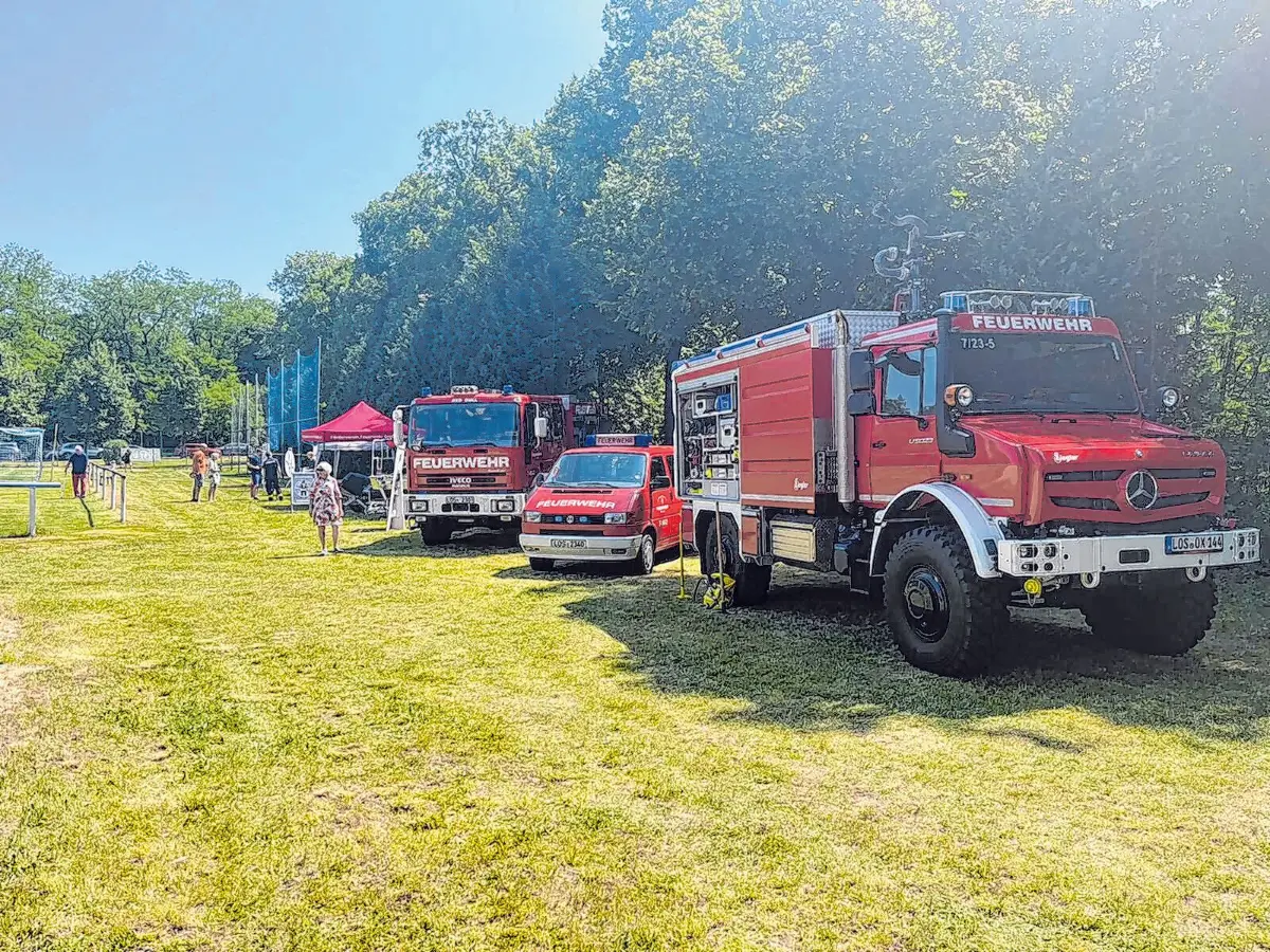 Die Feuerwehr wird mit Wasserspielen am Start sein und sein neues Einsatzfahrzeug präsentieren.
