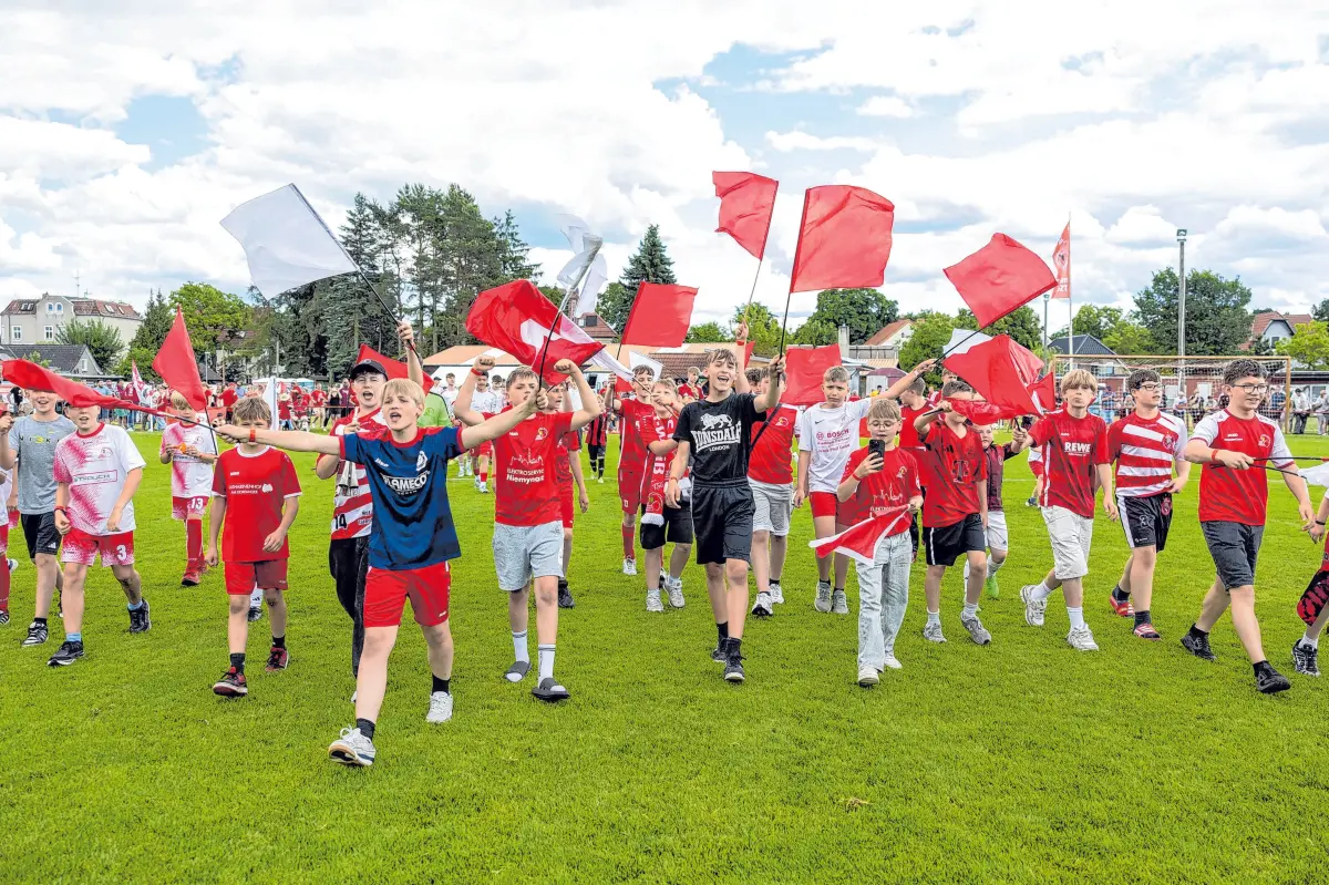 Rot-weiße Fußballjungs aus verschiedenen Altersgruppen feierten am Rande der 650-Jahrfeier von Fredersdorf-Vogelsdorf ihren Verein, die TSG Rot-Weiß Fredersdorf-Vogelsdorf. Das vergangene Wochenende schrieb Vereinsgeschichte.