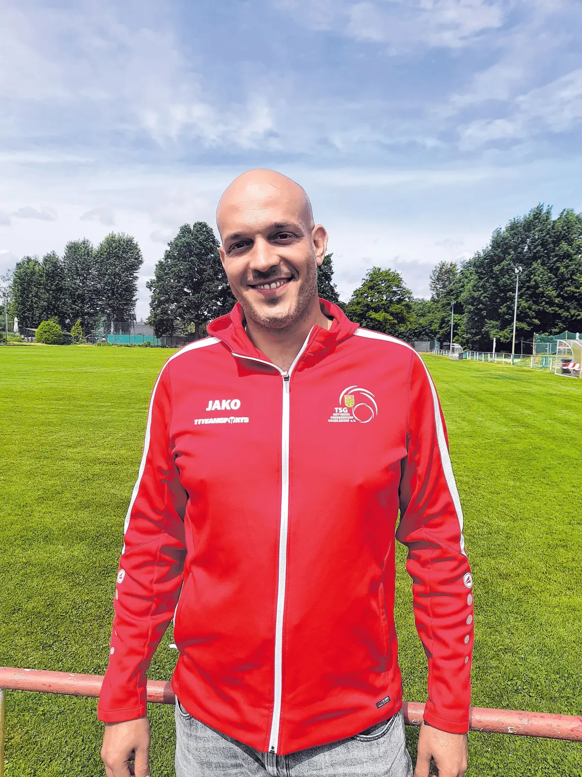 Mino Schmidt ist seit 2023 Geschäftsführer der TSG Rot-Weiß Fredersdorf-Vogelsdorf e.V. Zuvor war er bereits aktiver Fußballspieler, dann Trainer und auch Präsidiumsmitglied im Vorstand. Der Verein soll als fester Bestandteil der Gemeinde wahrgenommen werden.